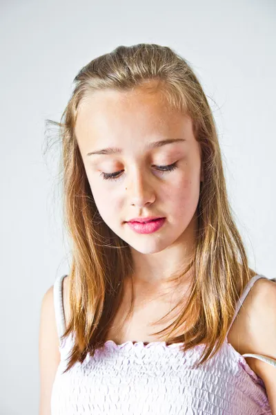 Портрет милой молодой девушки-подростка — стоковое фото