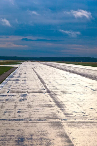 Wet runway early morning in Frankfurt — Stock Photo, Image