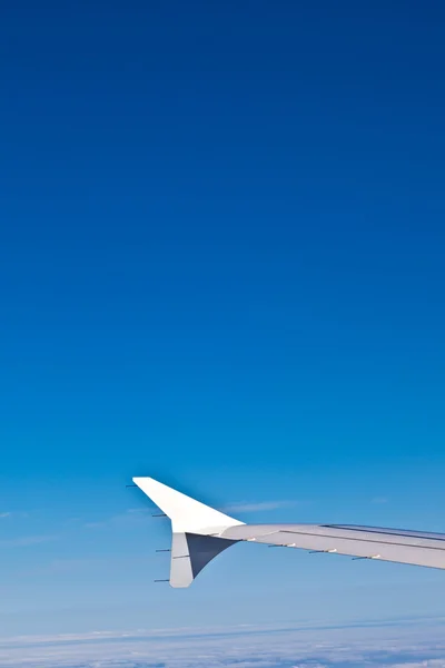 Aile de l'avion sur un fond de ciel — Photo
