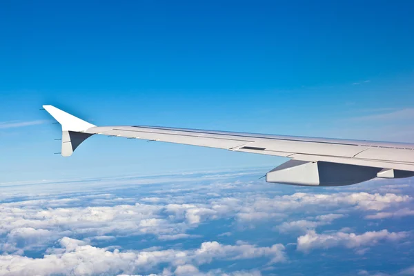 Ala do avião em um contexto do céu — Fotografia de Stock