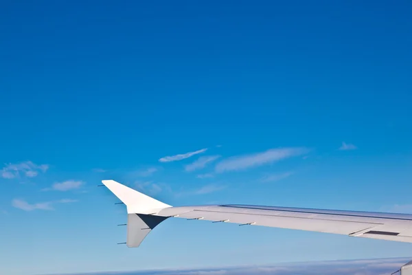 Vleugel van het vliegtuig op een achtergrond van hemel — Stockfoto