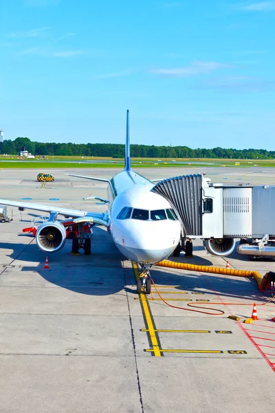 Aircraft at the gate — Stock Photo, Image