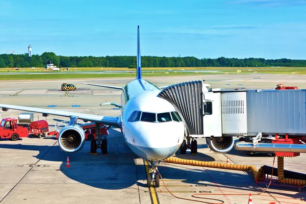 Flugzeug am Gate — Stockfoto