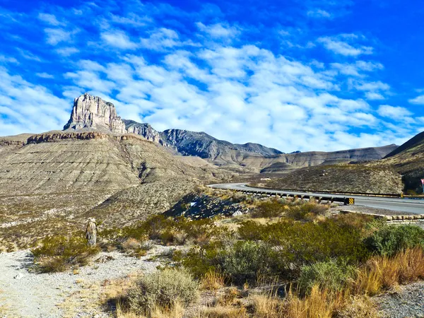 Krásné malebné silnici v Novém Mexiku v skalnaté krajině — Stock fotografie