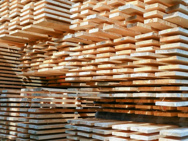 Vers sawed planken geniet buiten — Stockfoto