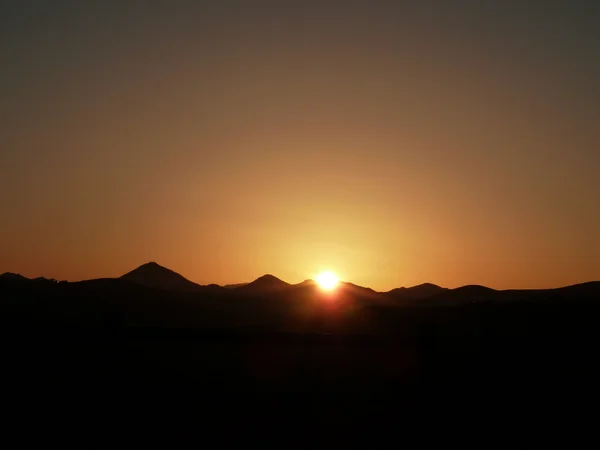 Ηλιοβασίλεμα πάνω από τα βουνά — Φωτογραφία Αρχείου