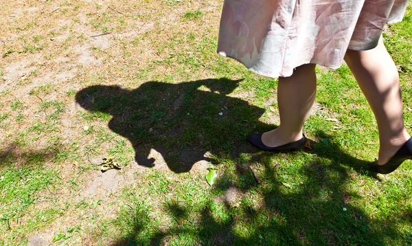 Нога красивой девушки, идущей по зеленому — стоковое фото