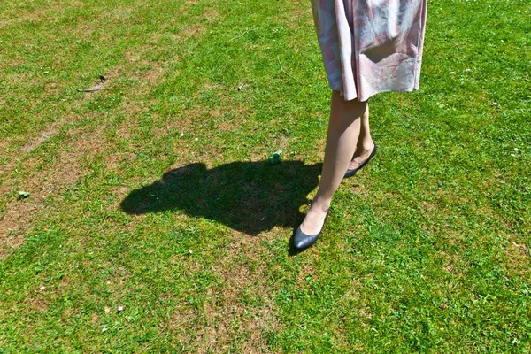 Láb-ból gyönyörű lány gyaloglás-ra a zöld — Stock Fotó