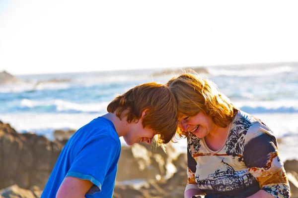 幸福的母亲和儿子在海滩拥抱 — 图库照片