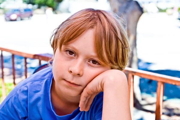 Chłopiec z brązowe włosy szuka niezadowolony — Zdjęcie stockowe