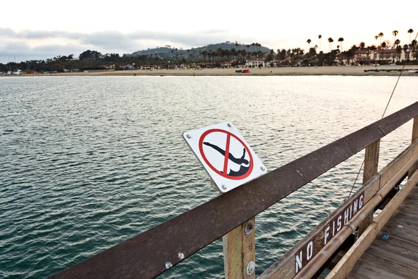 Jumping from pier in Santa Barbara is forbidden — Stock Photo, Image