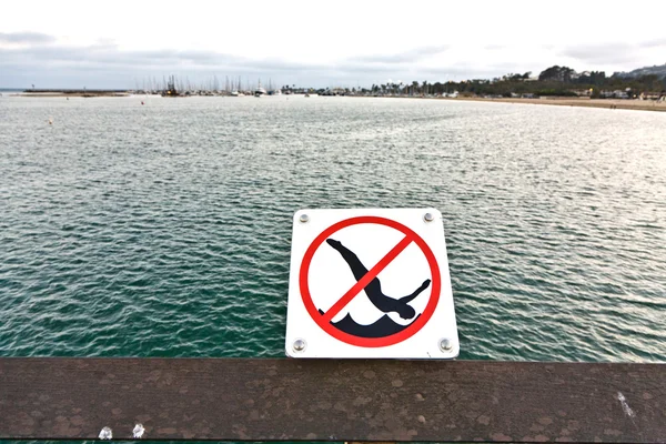 Saltar do cais em Santa Barbara é proibido — Fotografia de Stock