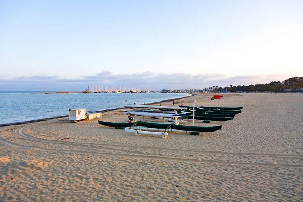 Scenic beach in Santa Barbara with boats in sunset — Stock Photo, Image