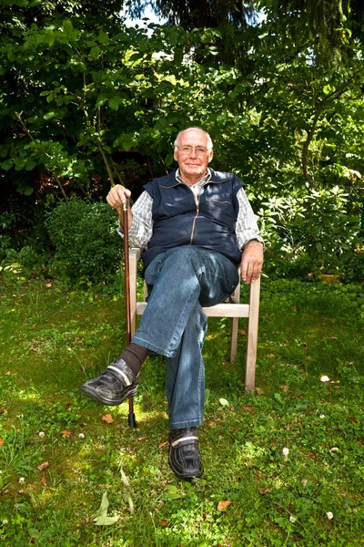 老年人快乐地坐在自家花园里的画像 — 图库照片