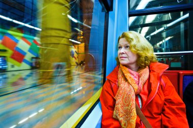 güzel bir kadın metro pencereden dışarı bakıyor