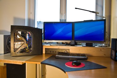 PC kişisel bilgisayar 2 düz ekran televizyon, modding ve resmi