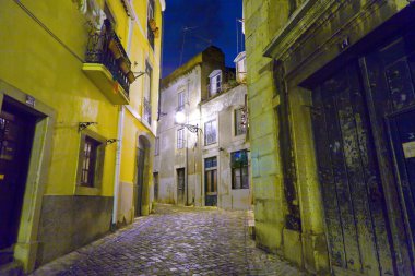 Geceleri, sokakları ve tarihi Mahallesi eski evleri Lizbon Lizbon