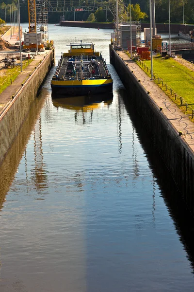 Lodí pro vnitrozemskou vodní dopravu v přístavu kanalizace — Stock fotografie