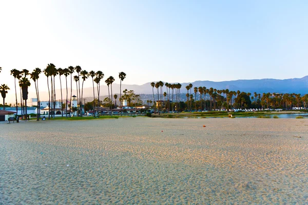 Plage pittoresque à Santa Barbara avec paumes au coucher du soleil — Photo