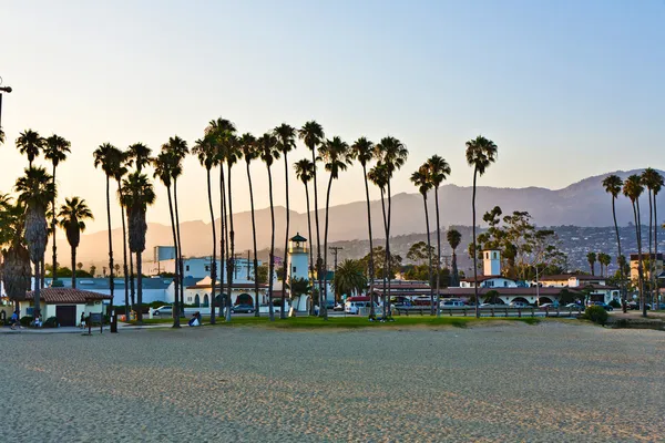 Spiaggia panoramica a Santa Barbara con palme al tramonto — Foto Stock