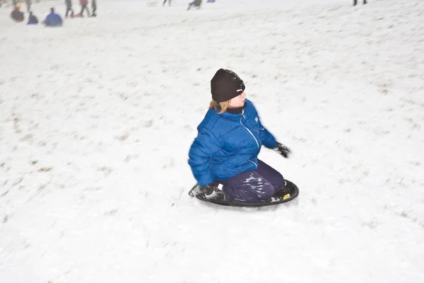 Dzieci są sankach w dół wzgórza w zimie śnieg, biały — Zdjęcie stockowe