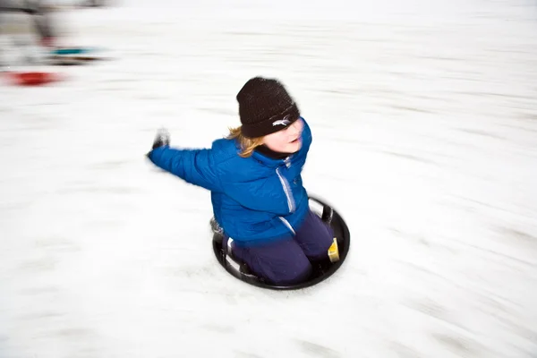 Kinder rodeln im Schnee den Berg hinunter, weißer Winter — Stockfoto