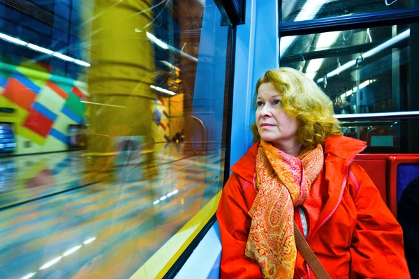 Schöne Frau, die aus dem U-Bahn-Fenster schaut — Stockfoto