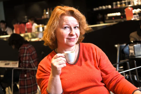 Milá dáma se těší šálek kávy v Café-bar — Stock fotografie