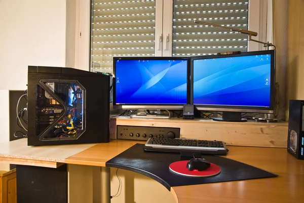 ПК персональный компьютер с 2 плоскими экранами, моддинг и изображение — стоковое фото