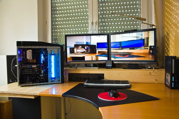 PC Personal computer with 2 flat screens, modding and picture of — Stock Photo, Image