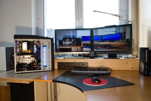 ПК персональний комп'ютер з 2 плоскими екранами, моддінгом і зображенням — стокове фото
