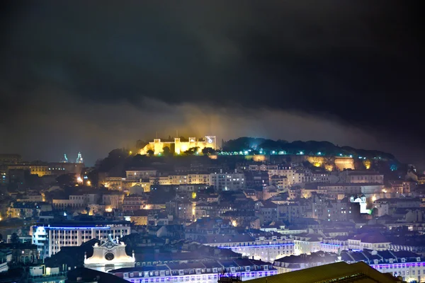 Lisbon, görünüme kale castel sao jorge tarafından gece