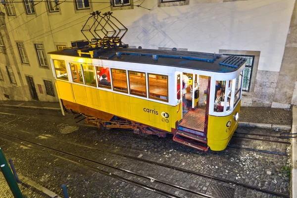 Lissabon yöllä, kuuluisa raitiovaunu, historiallinen raitiovaunu on käynnissä — kuvapankkivalokuva