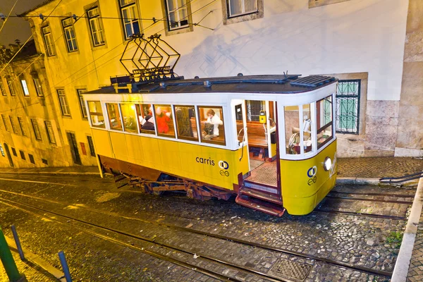 Lisboa por la noche, tranvía famoso, tranvía histórico está funcionando — Foto de Stock