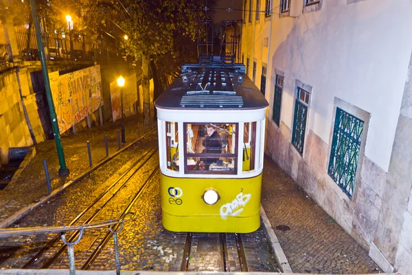 Lissabon bei Nacht, berühmte Straßenbahn, historische Straßenbahn fährt — Stockfoto