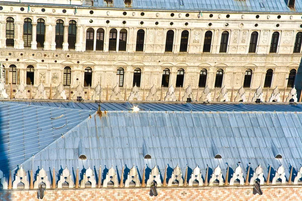 Podrobnosti o středověké střechy v Benátkách paláce na markus místo — Stock fotografie