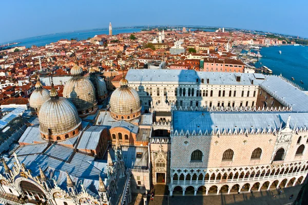 Güzel şehir ve t ile eski saraylar-Venedik Manzaralı — Stok fotoğraf