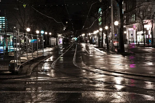 Işık ve caddeler ıslak arabası railes ışığı yansıtan — Stok fotoğraf