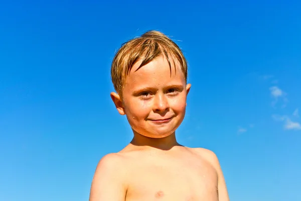 Portrét roztomilý kluk na pláži — Stock fotografie