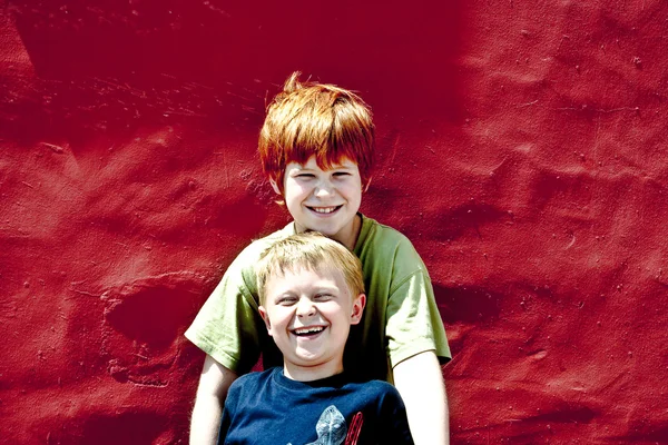 Два брата улыбаются и повелевают солнцу — стоковое фото