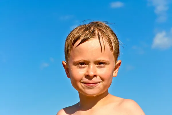 Портрет милого мальчика на пляже — стоковое фото