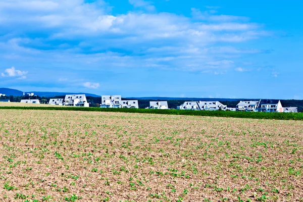 Settlement near the edge of the field — Stock Photo, Image