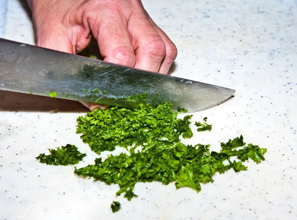 Cortar comida con cuchillo en la cocina — Foto de Stock