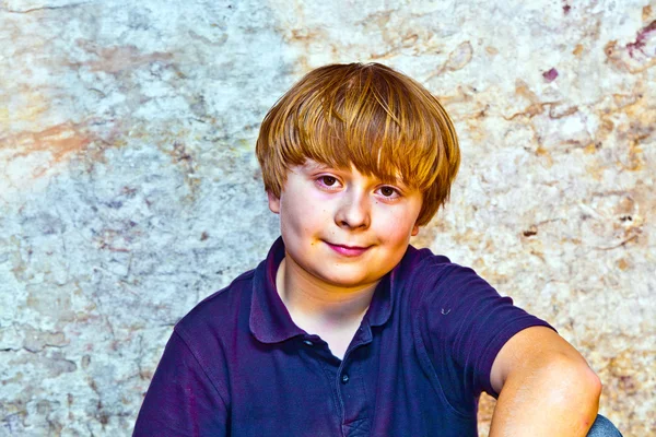 Söt ung pojke med gamla tegel bakgrund — Stockfoto