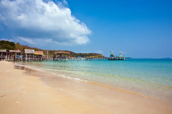 Hermosa playa tropical con cabañas —  Fotos de Stock