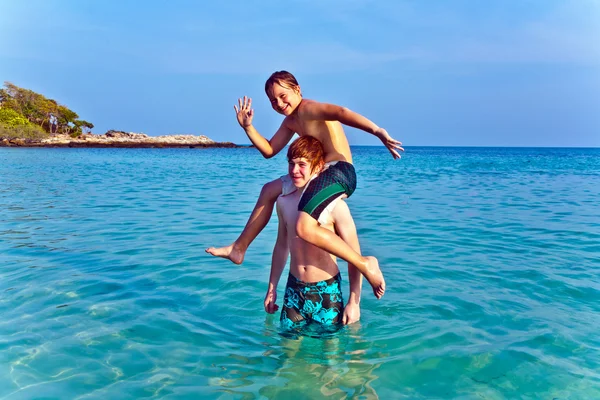 Frères jouant ensemble dans l'océan — Photo