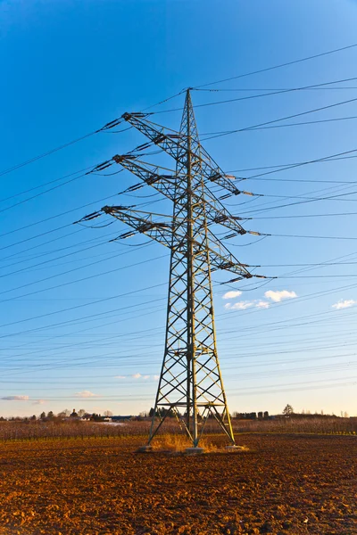 Güzel manzarada enerji için elektrik kulesi — Stok fotoğraf