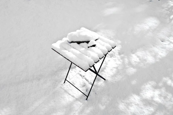 Tabulka sněhem v zahradě v zimě — Stock fotografie