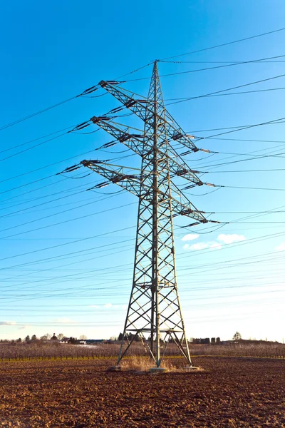 Wieża elektryczna dla energii w pięknym krajobrazie — Zdjęcie stockowe