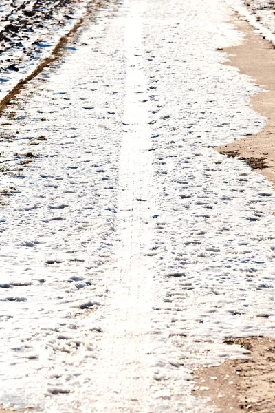 Marca de pneu no campo de neve no inverno — Fotografia de Stock